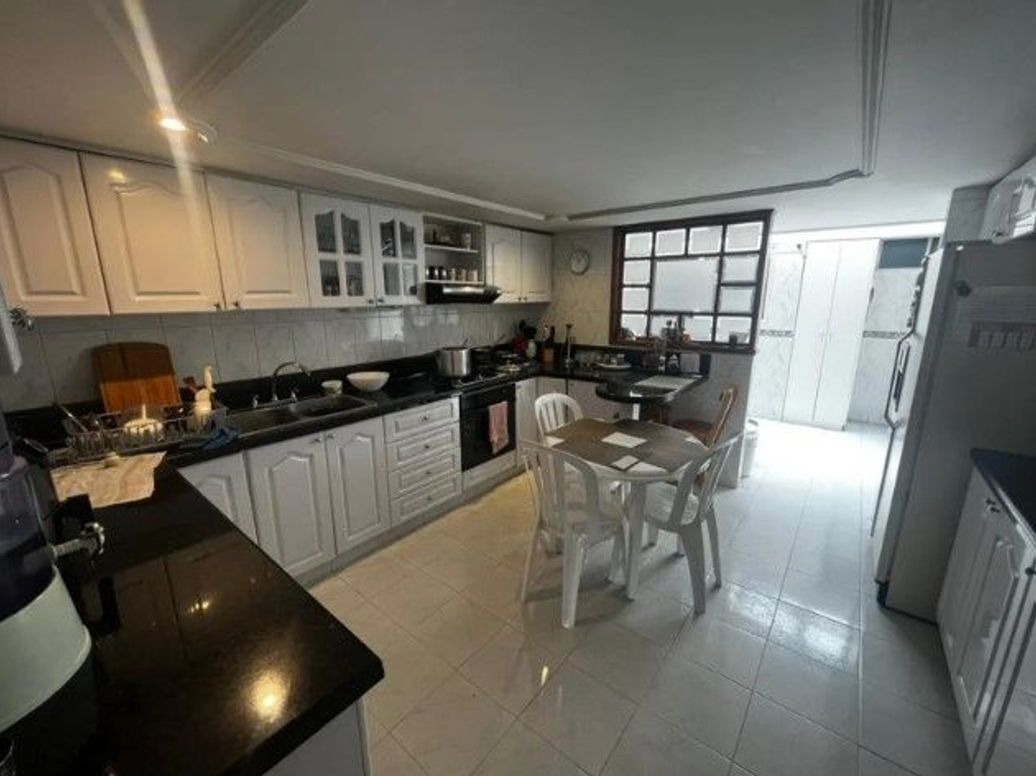 Casa de 5 alcobas en venta en Ub. Cordoba Niza, Bogotá, 270 m² · foto 6 de 20