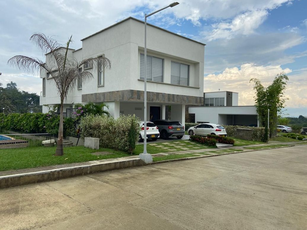 Arriendo casa semiamoblada en condominio en pance en Conjunto Residencial Mirador De La Rivera