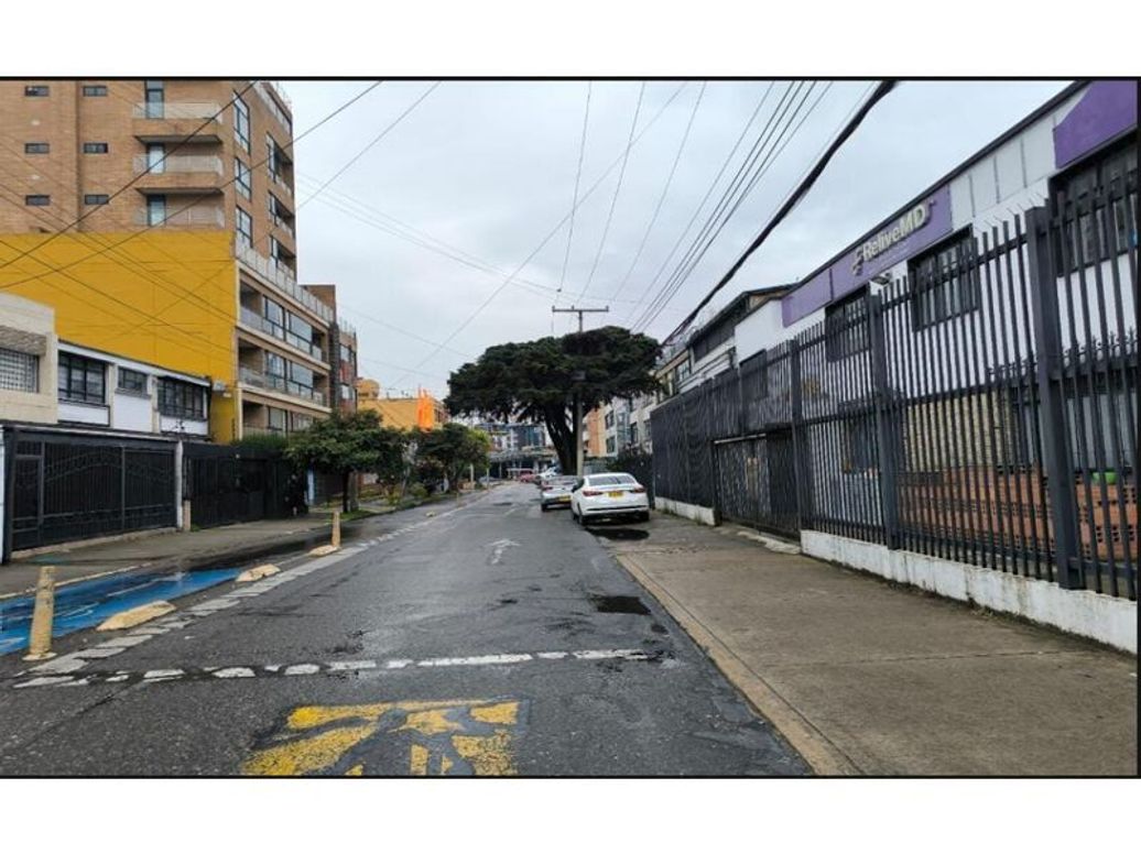 Casa de 11 alcobas en venta en Las Américas, Bogotá, 350 m² · foto 14 de 15