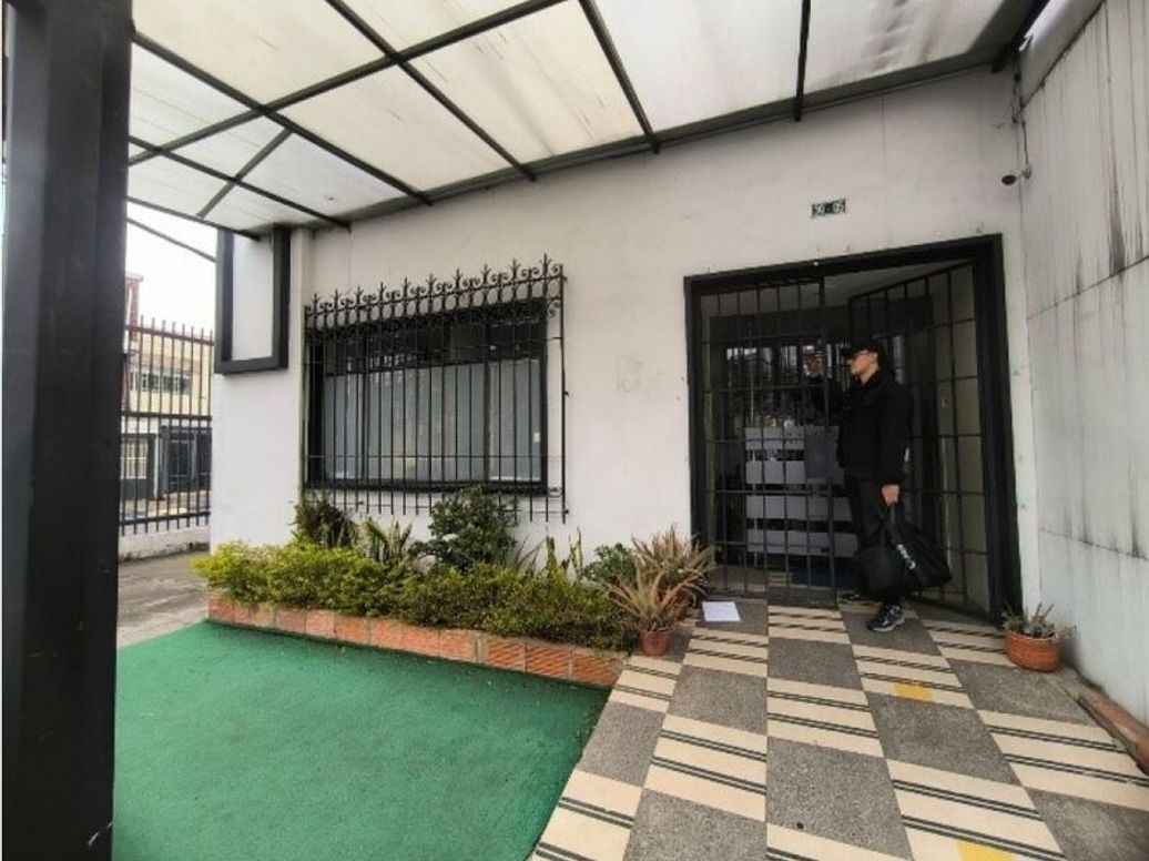 Casa de 11 alcobas en venta en Las Américas, Bogotá, 350 m² · foto 4 de 15