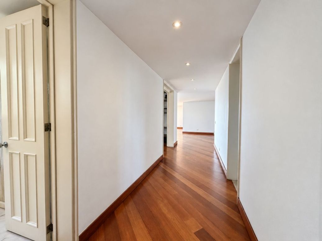 Apartamento de 3 alcobas en venta en El Refugio, Bogotá, 310 m² · foto 7 de 20