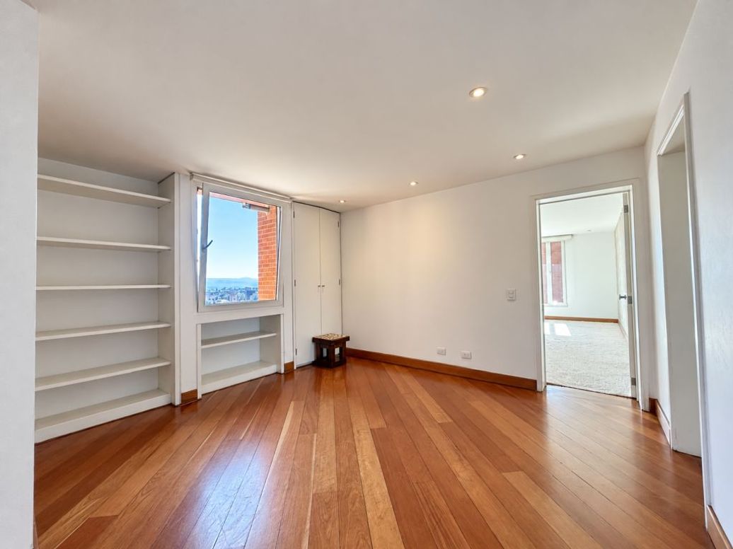 Apartamento de 3 alcobas en venta en El Refugio, Bogotá, 310 m² · foto 10 de 20