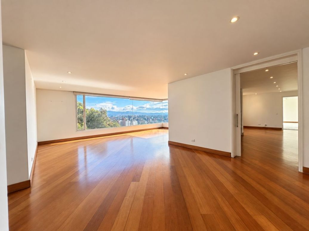 Apartamento de 3 alcobas en venta en El Refugio, Bogotá, 310 m² · foto 2 de 20