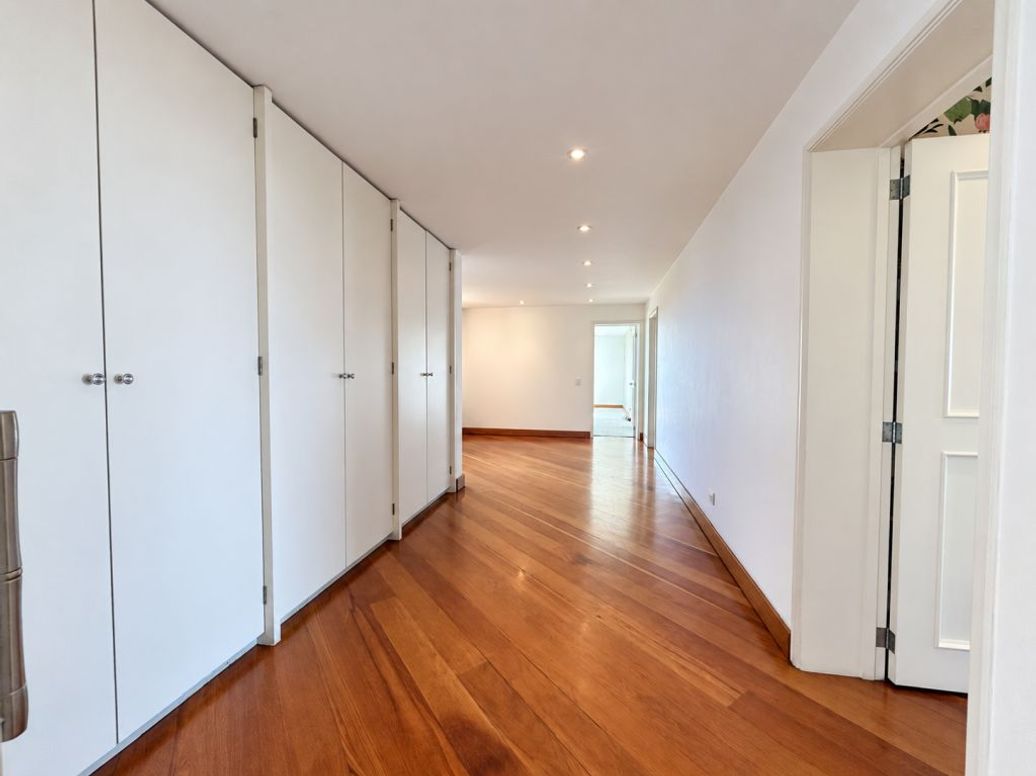 Apartamento de 3 alcobas en venta en El Refugio, Bogotá, 310 m² · foto 18 de 20