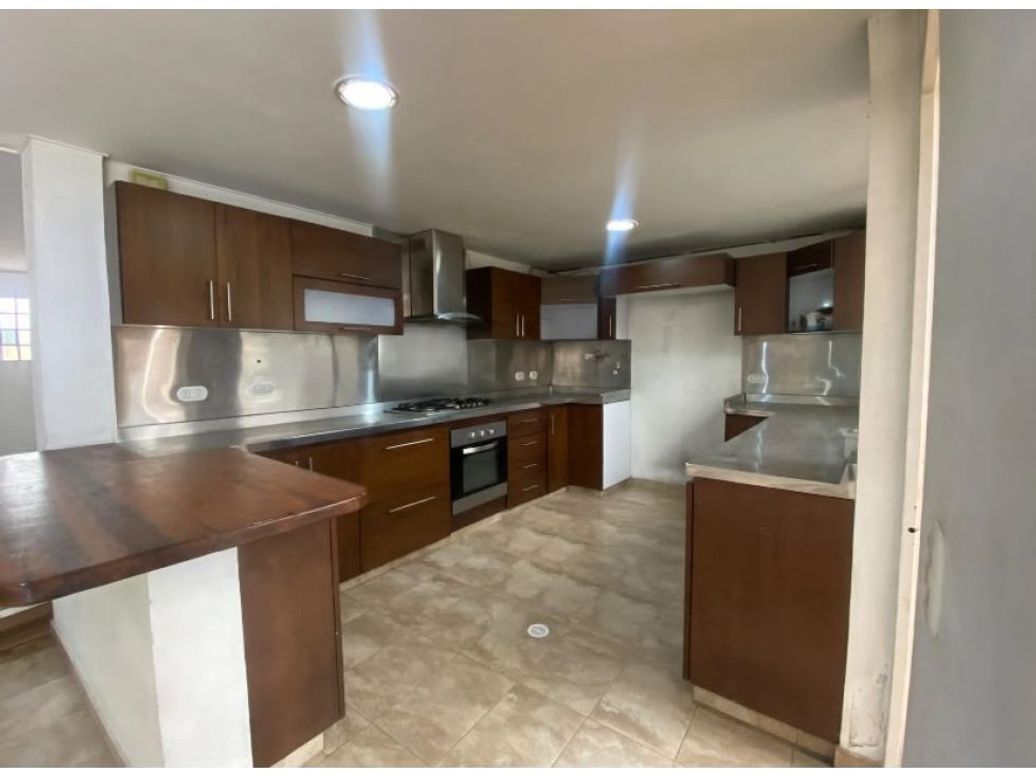 Casa de 5 alcobas en venta en Andes Norte, Bogotá, 400 m² · foto 3 de 18