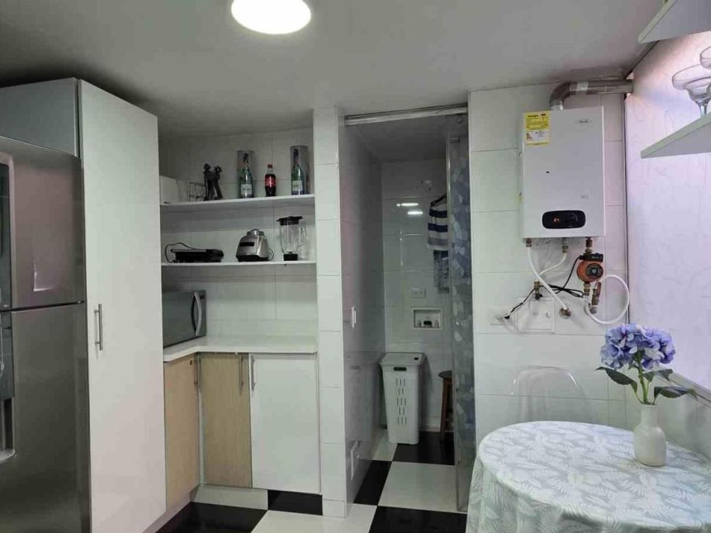 Apartamento de 2 alcobas en venta en Santa Barbara Central, Bogotá, 86 m² · foto 2 de 20