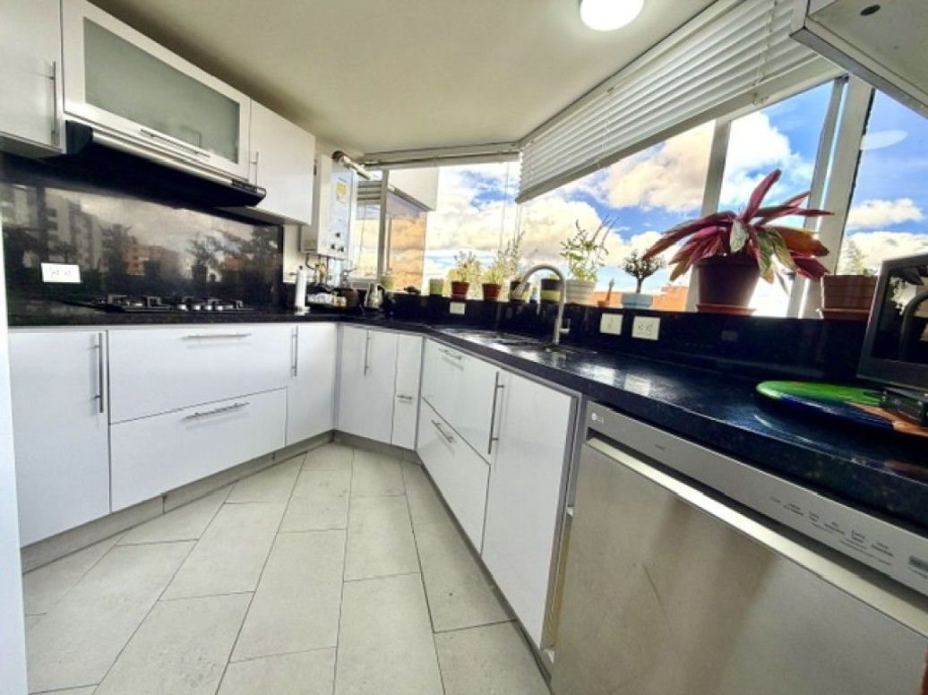 Apartamento de 4 alcobas en venta en Santa Barbara Central, Bogotá, 170 m² · foto 10 de 20