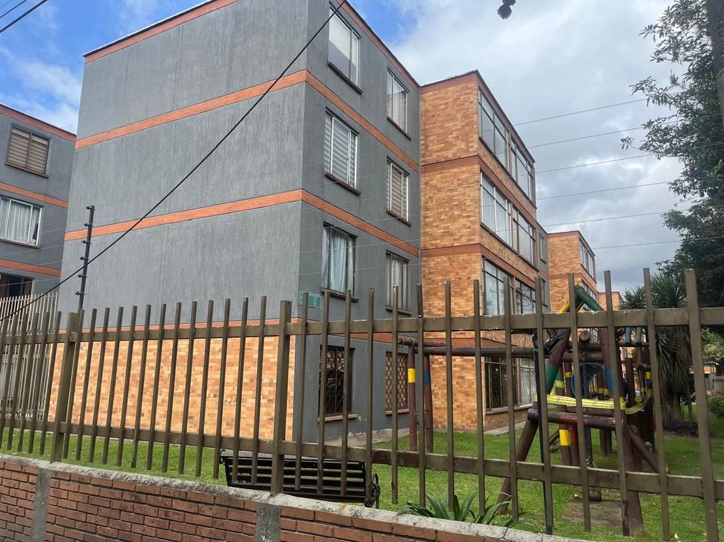Apartamento de 4 alcobas en venta en Modelia Occidental, Bogotá, 68 m² · foto 2 de 11