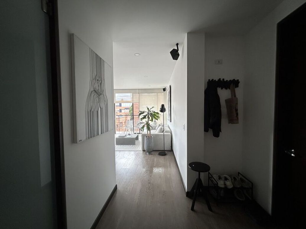 Apartamento de 1 alcoba en venta en Santa Barbara Occidental, Bogotá, 65 m² · foto 2 de 12