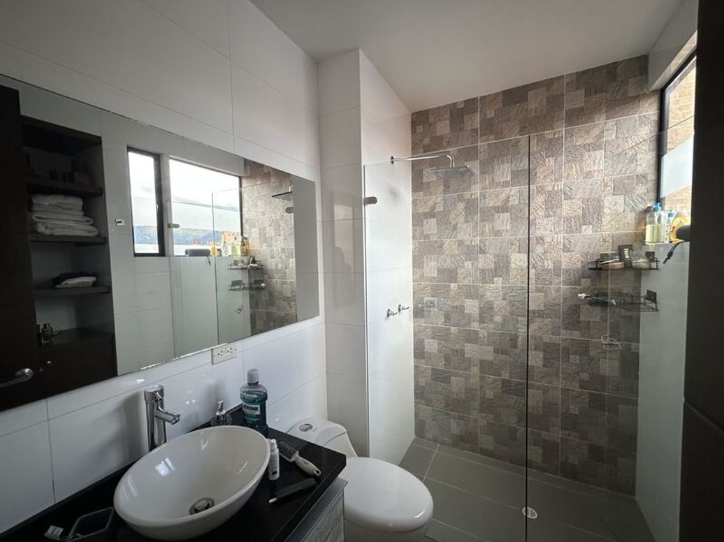 Apartamento de 1 alcoba en venta en Santa Barbara Occidental, Bogotá, 65 m² · foto 5 de 12