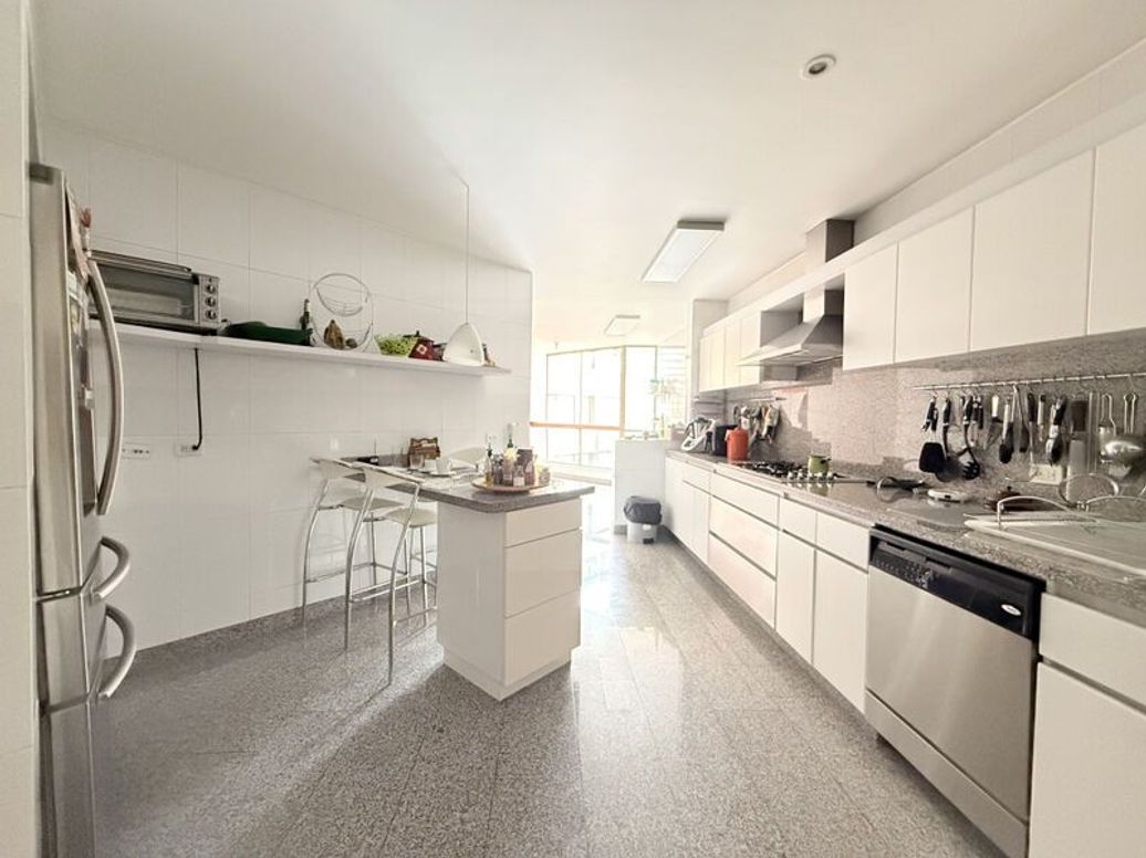 Apartamento de 3 alcobas en arriendo en Chico Norte Et. Ii, Bogotá, 270 m² · foto 16 de 20