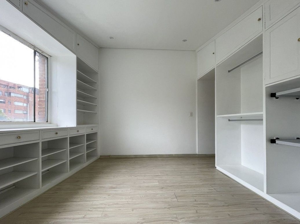 Apartamento de 2 alcobas en venta en Santa Barbara Central, Bogotá, 65 m² · foto 4 de 8