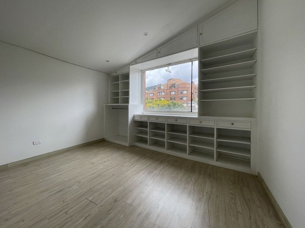 Apartamento de 2 alcobas en venta en Santa Barbara Central, Bogotá, 65 m² · foto 5 de 8