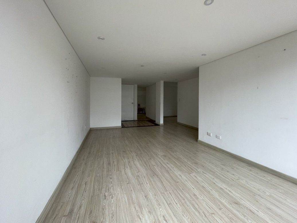 Apartamento de 2 alcobas en venta en Santa Barbara Central, Bogotá, 65 m² · foto 2 de 8