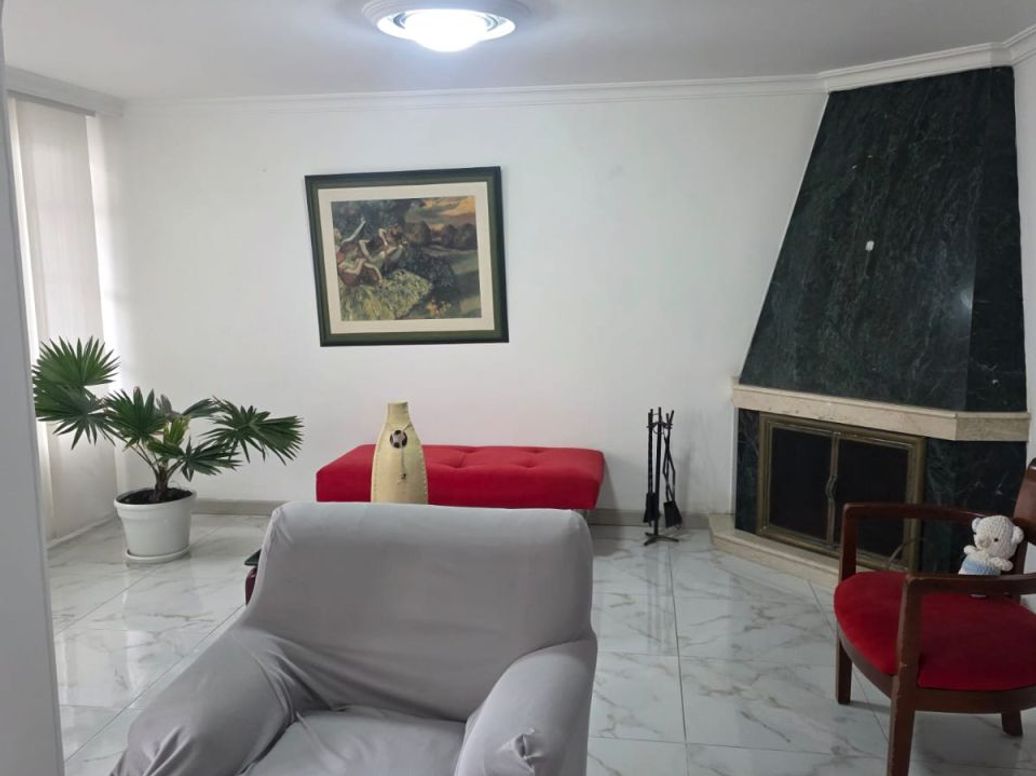Casa de 5 alcobas en venta en Prado Veraniego Norte, Bogotá, 215 m² · foto 3 de 20