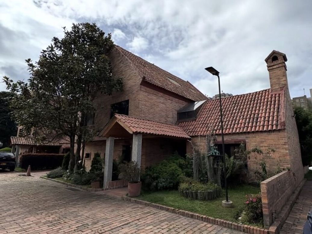 Casa de 3 alcobas en venta en Villa Del Prado, Bogotá, 460 m² · foto 2 de 9