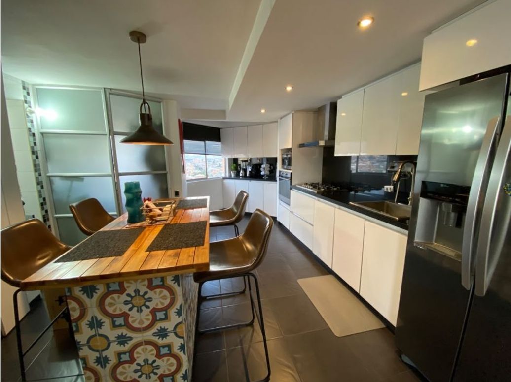 Apartamento de 3 alcobas en venta en Pontevedra, Bogotá, 163 m² · foto 3 de 20