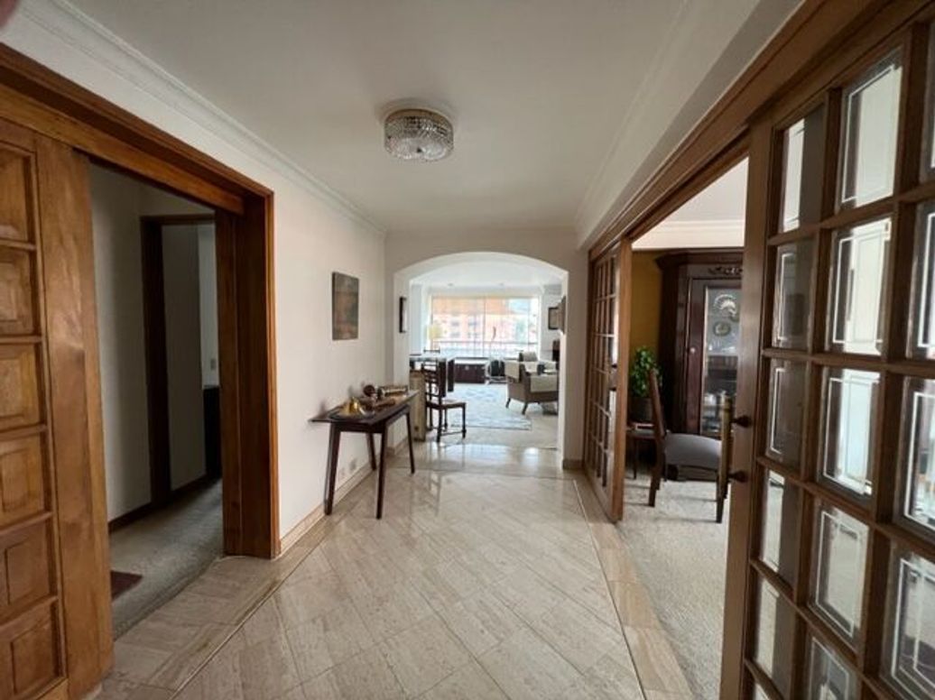 Apartamento de 3 alcobas en venta en Santa Barbara Occidental, Bogotá, 190 m² · foto 2 de 20