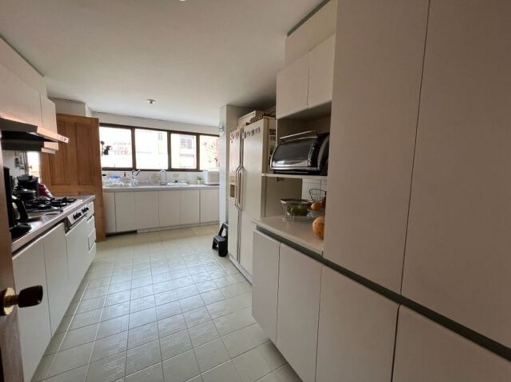 Apartamento de 3 alcobas en venta en Santa Barbara Occidental, Bogotá, 190 m² · foto 10 de 20
