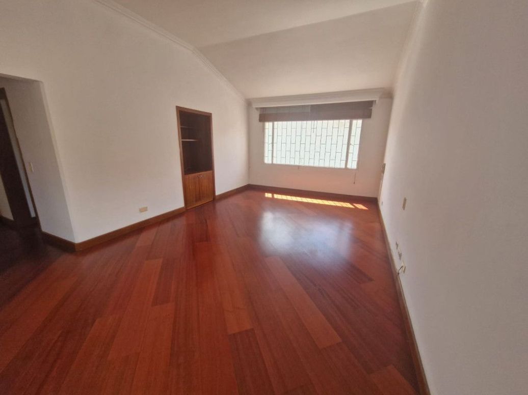 Casa de 6 alcobas en venta en Mónaco, Bogotá, 347 m² · foto 2 de 20