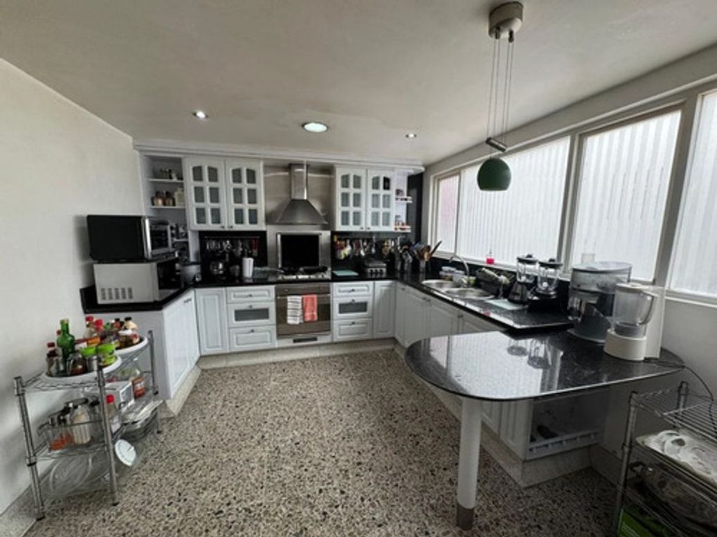 Casa de 4 alcobas en arriendo en Santa Barbara Alta, Bogotá, 441 m² · foto 7 de 11