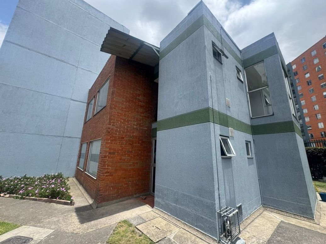 Apartamento de 3 alcobas en venta en Villa Alsacia 2, Bogotá, 77 m² · foto 2 de 19