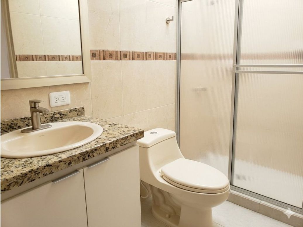 Casa de 8 alcobas en venta en Castilla, Bogotá, 216 m² · foto 6 de 12