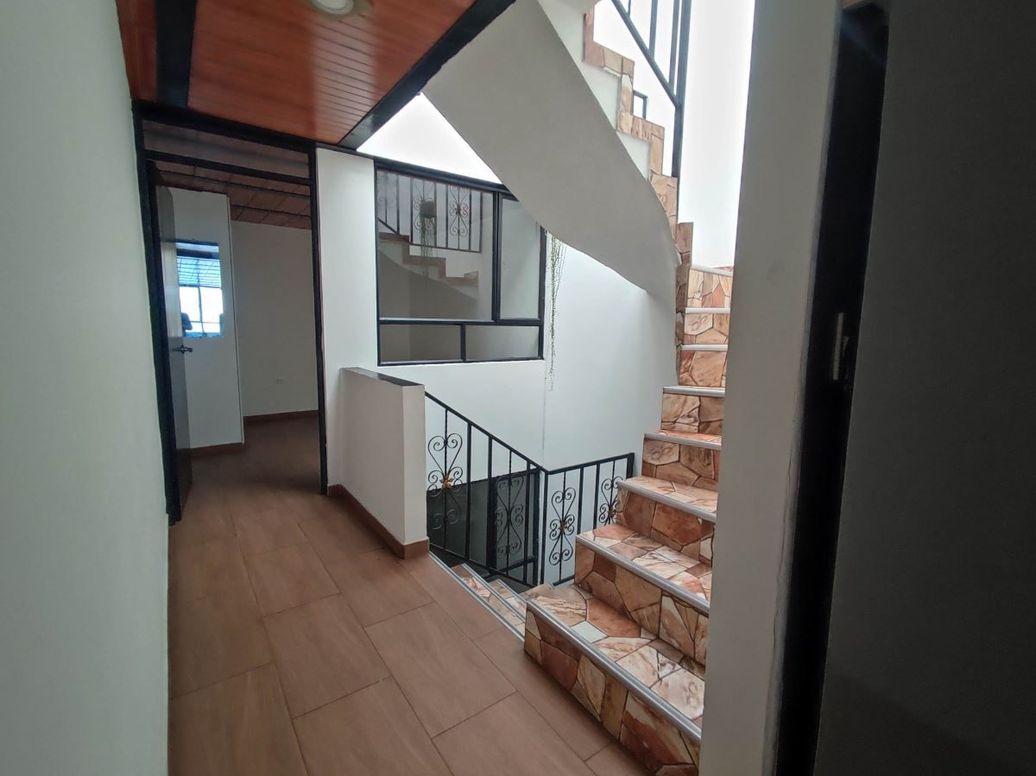 Casa de 5 alcobas en venta en San Antonio, Bogotá, 152 m² · foto 7 de 16