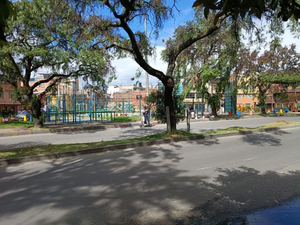 Casa de 10 alcobas en venta en Ingles, Bogotá, 370 m² · foto 2 de 20