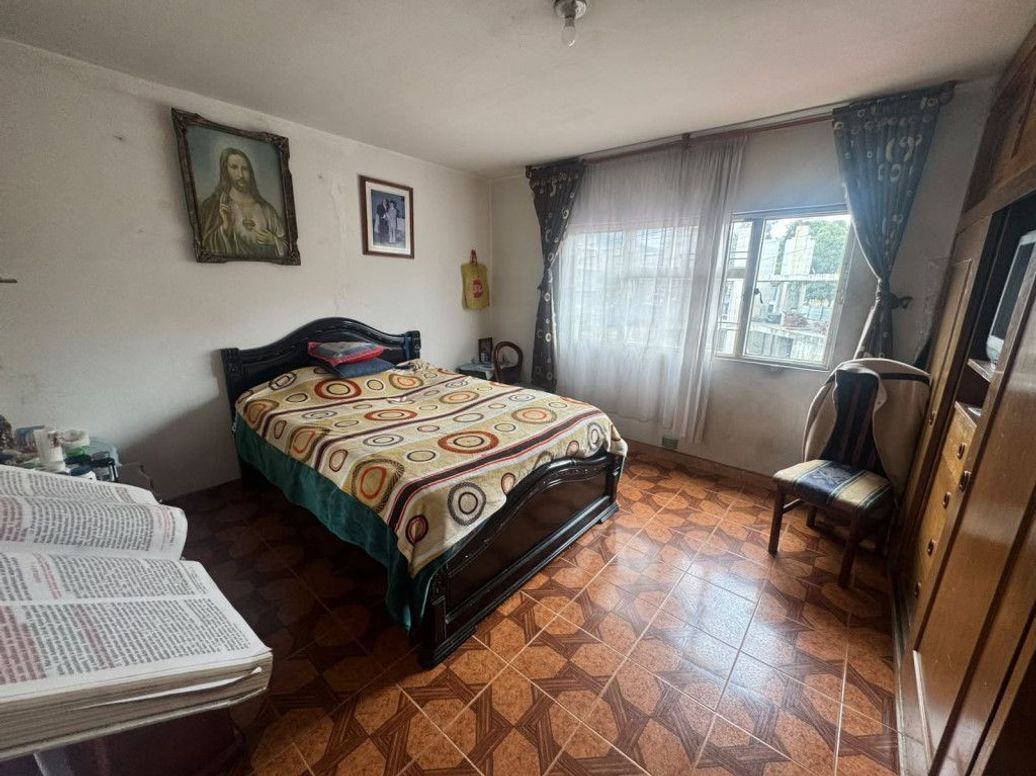 Casa de 10 alcobas en venta en Bravo Paez, Bogotá, 380 m² · foto 3 de 20