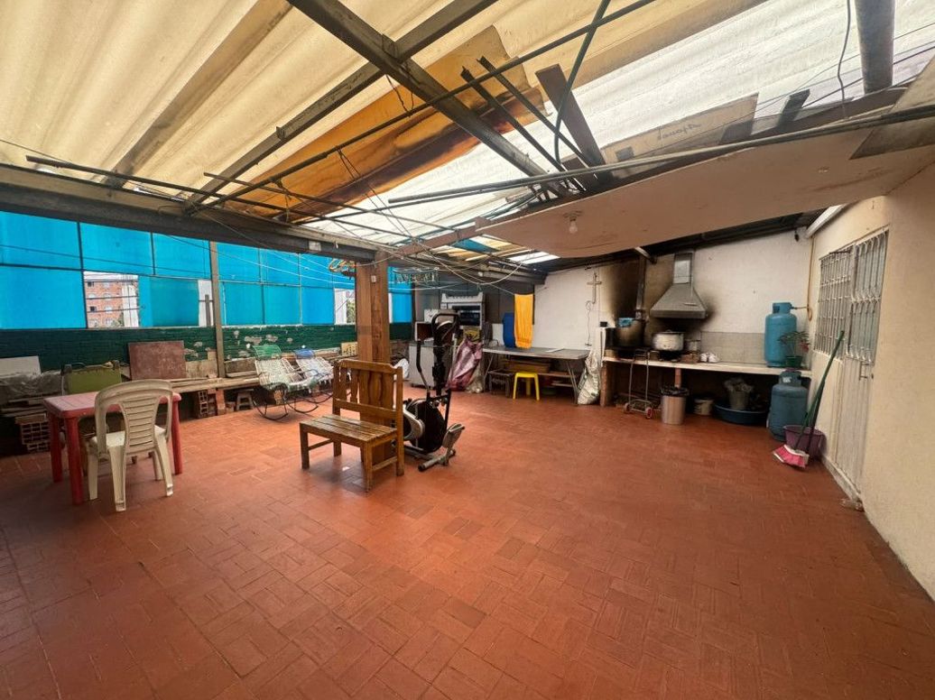 Casa de 10 alcobas en venta en Bravo Paez, Bogotá, 380 m² · foto 9 de 20