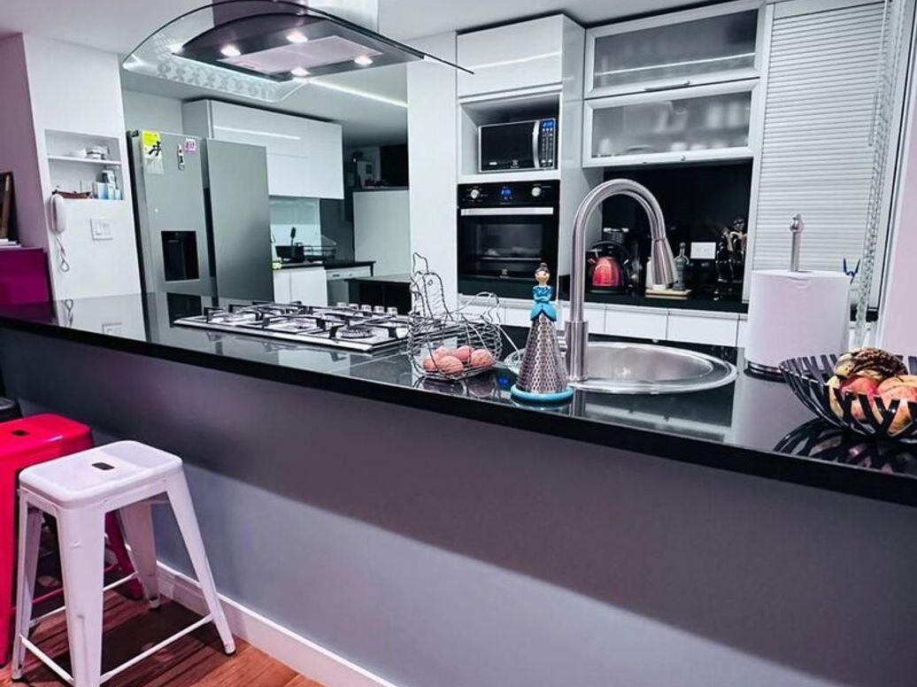 Apartamento de 3 alcobas en venta en Los Rosales, Bogotá, 205 m² · foto 2 de 7