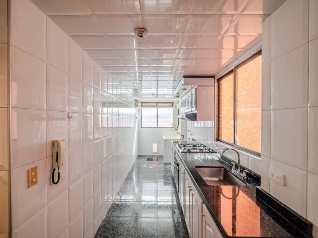 Apartamento de 3 alcobas en venta en Santa Barbara Occidental, Bogotá, 98 m² · foto 7 de 20
