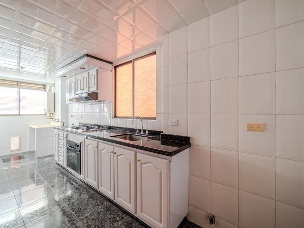 Apartamento de 3 alcobas en venta en Santa Barbara Occidental, Bogotá, 98 m² · foto 6 de 20