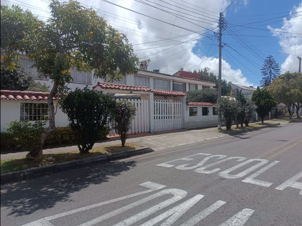 Casa de 4 alcobas en venta en Pontevedra, Bogotá, 240 m² · foto 2 de 20