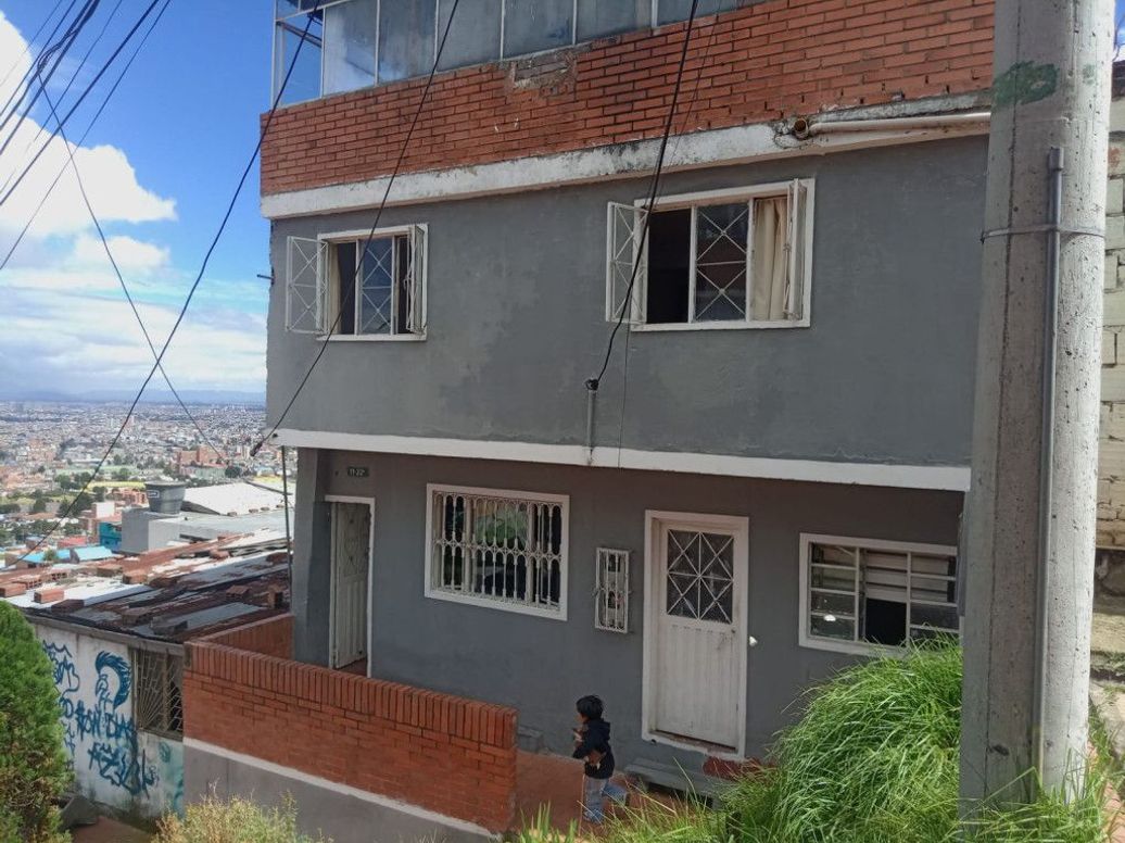Casa de 11 alcobas en venta en Ub. La Castana, Bogotá, 300 m² · foto 2 de 20