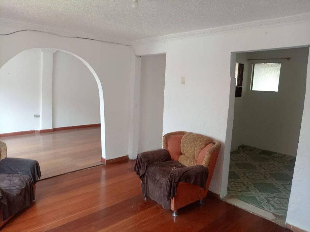Casa de 11 alcobas en venta en Ub. La Castana, Bogotá, 300 m² · foto 19 de 20