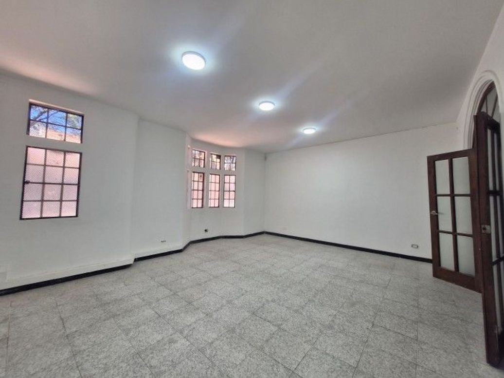 Casa de 12 alcobas en arriendo en Quinta Camacho, Bogotá, 422 m² · foto 3 de 20