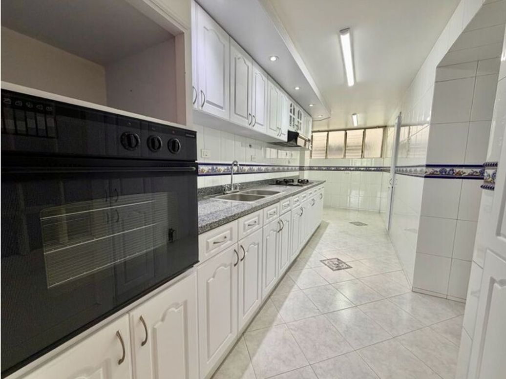Apartamento de 3 alcobas en venta en Santa Barbara Central, Bogotá, 173 m² · foto 12 de 20