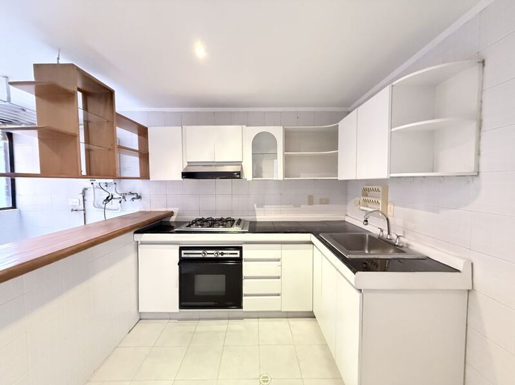 Apartamento de 3 alcobas en venta en Santa Barbara Occidental, Bogotá, 113 m² · foto 2 de 20