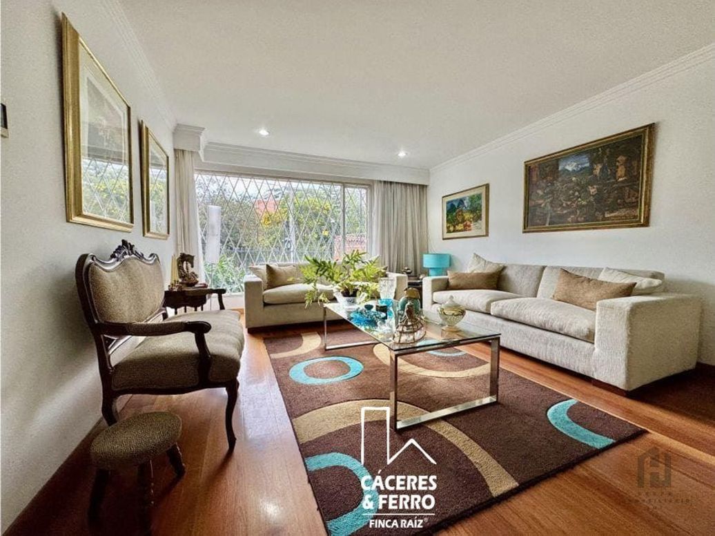 Casa de 3 alcobas en venta en San Patricio, Bogotá, 250 m² · foto 2 de 17