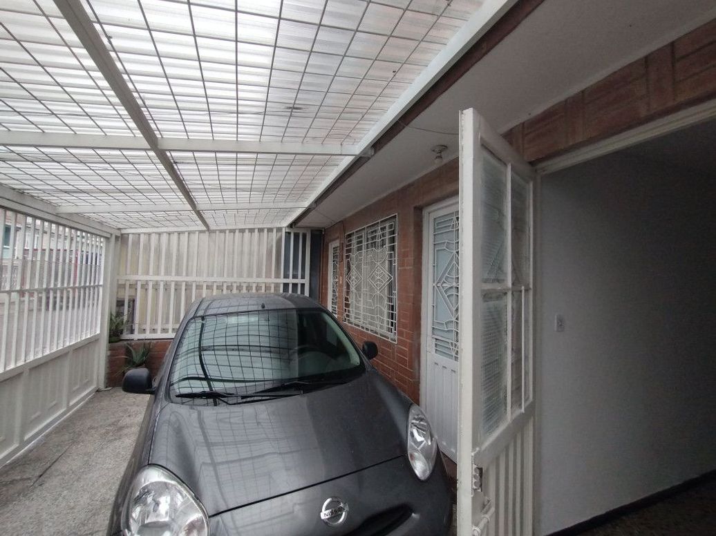 Casa de 5 alcobas en venta en Comuneros, Bogotá, 229 m² · foto 2 de 20