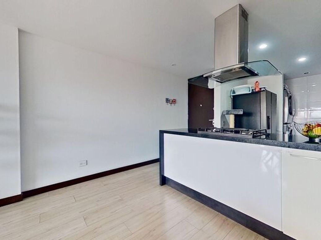Apartamento de 2 alcobas en venta en Santa Barbara Central, Bogotá, 79 m² · foto 6 de 20