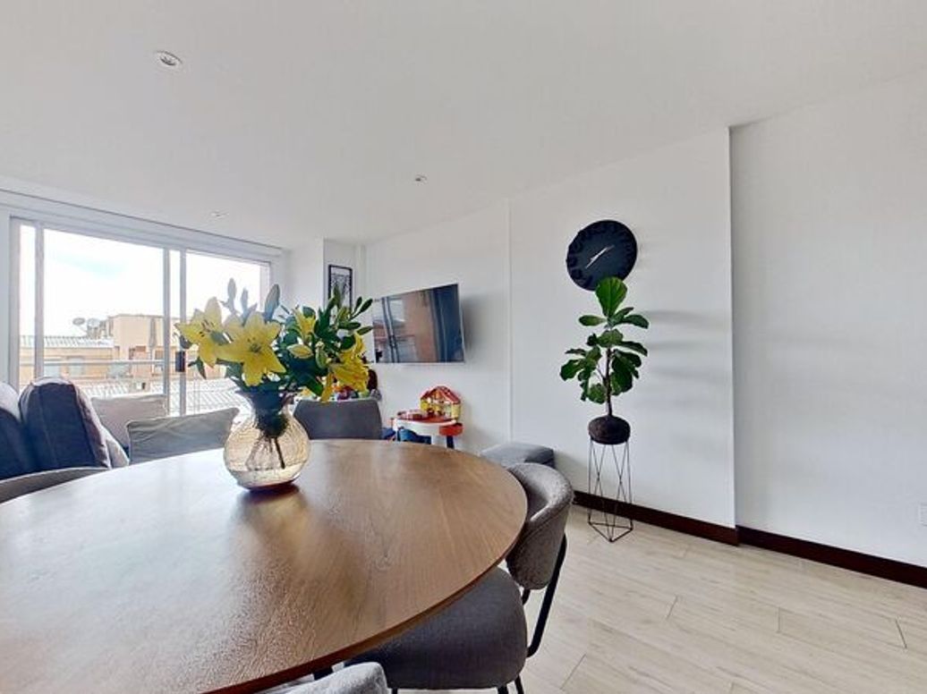 Apartamento de 2 alcobas en venta en Santa Barbara Central, Bogotá, 79 m² · foto 2 de 20
