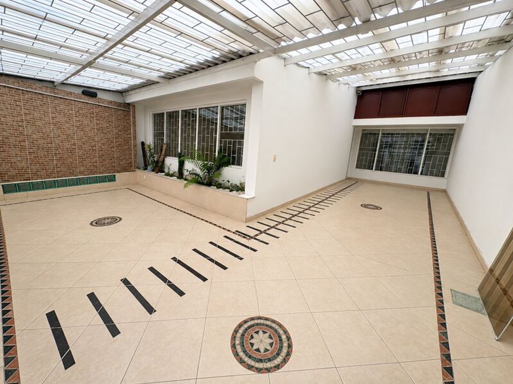 Casa de 4 alcobas en venta en Modelia, Bogotá, 306 m² · foto 2 de 20