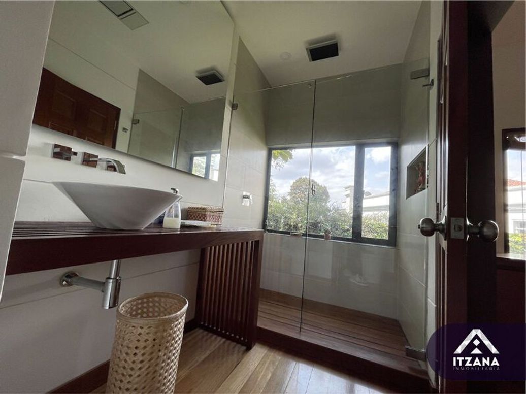 Casa de 7 alcobas en venta en La Macarena, Bogotá, 485 m² · foto 14 de 19