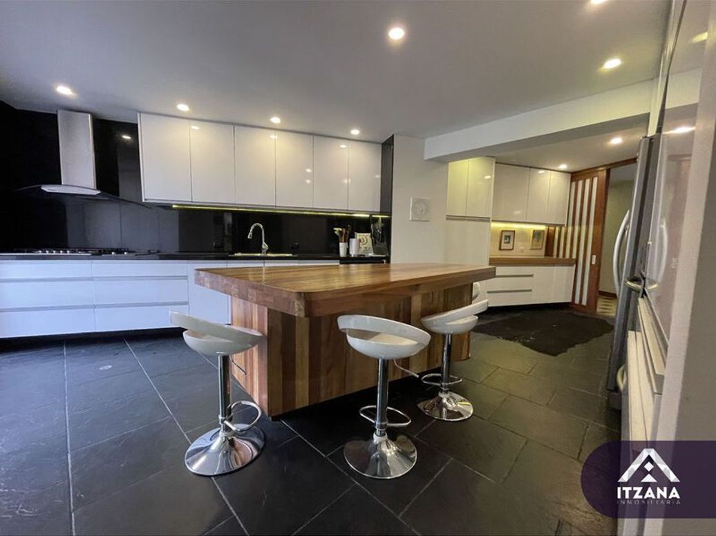 Casa de 7 alcobas en venta en La Macarena, Bogotá, 485 m² · foto 10 de 19