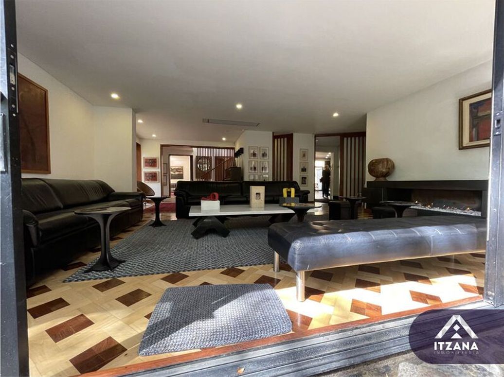 Casa de 7 alcobas en venta en La Macarena, Bogotá, 485 m² · foto 3 de 19
