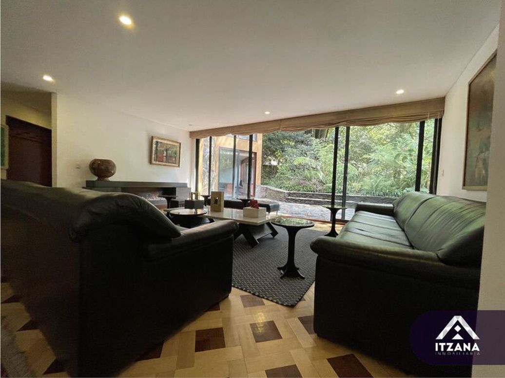 Casa de 7 alcobas en venta en La Macarena, Bogotá, 485 m² · foto 2 de 19