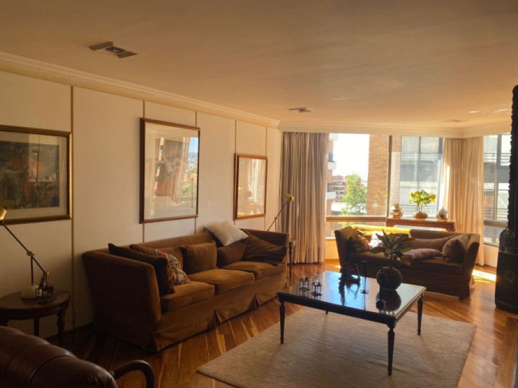 Apartamento de 4 alcobas en venta en El Refugio, Bogotá, 296 m² · foto 2 de 20